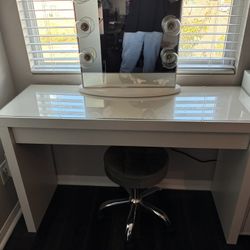 White Glass Top Vanity Comes With Lights