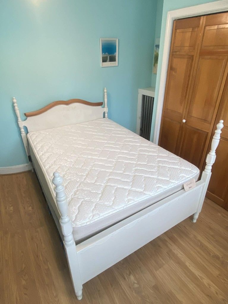 Full Size Bed with Brand New Mattress & Boxpring !!!