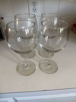 Set of 4 Clear Glass Wine Glasses