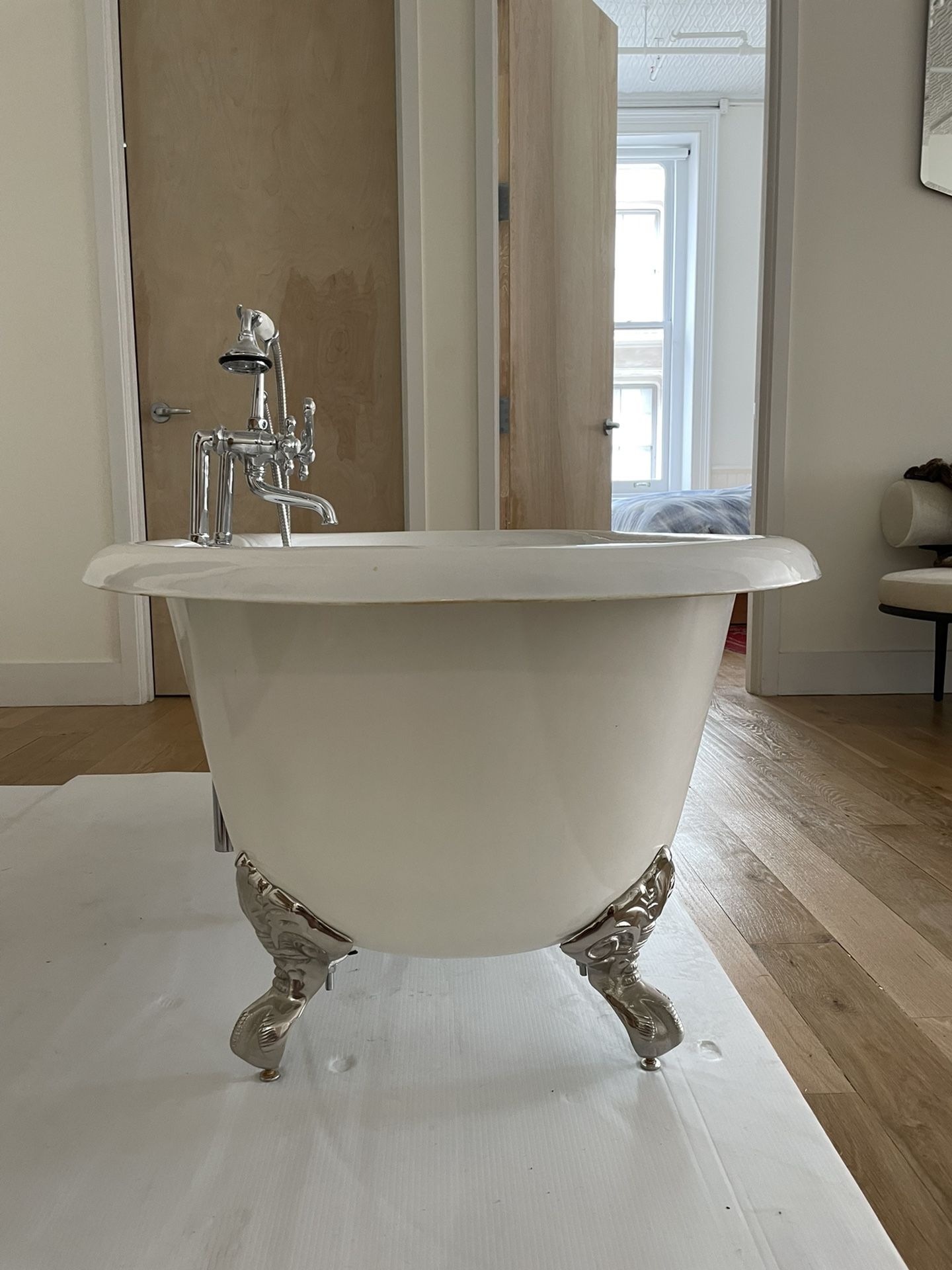 RESTORATION HARDWARE VINTAGE IMPERIAL CLAWFOOT TUB WITH CROSS-HANDLE TUB FILL - METAL FEET