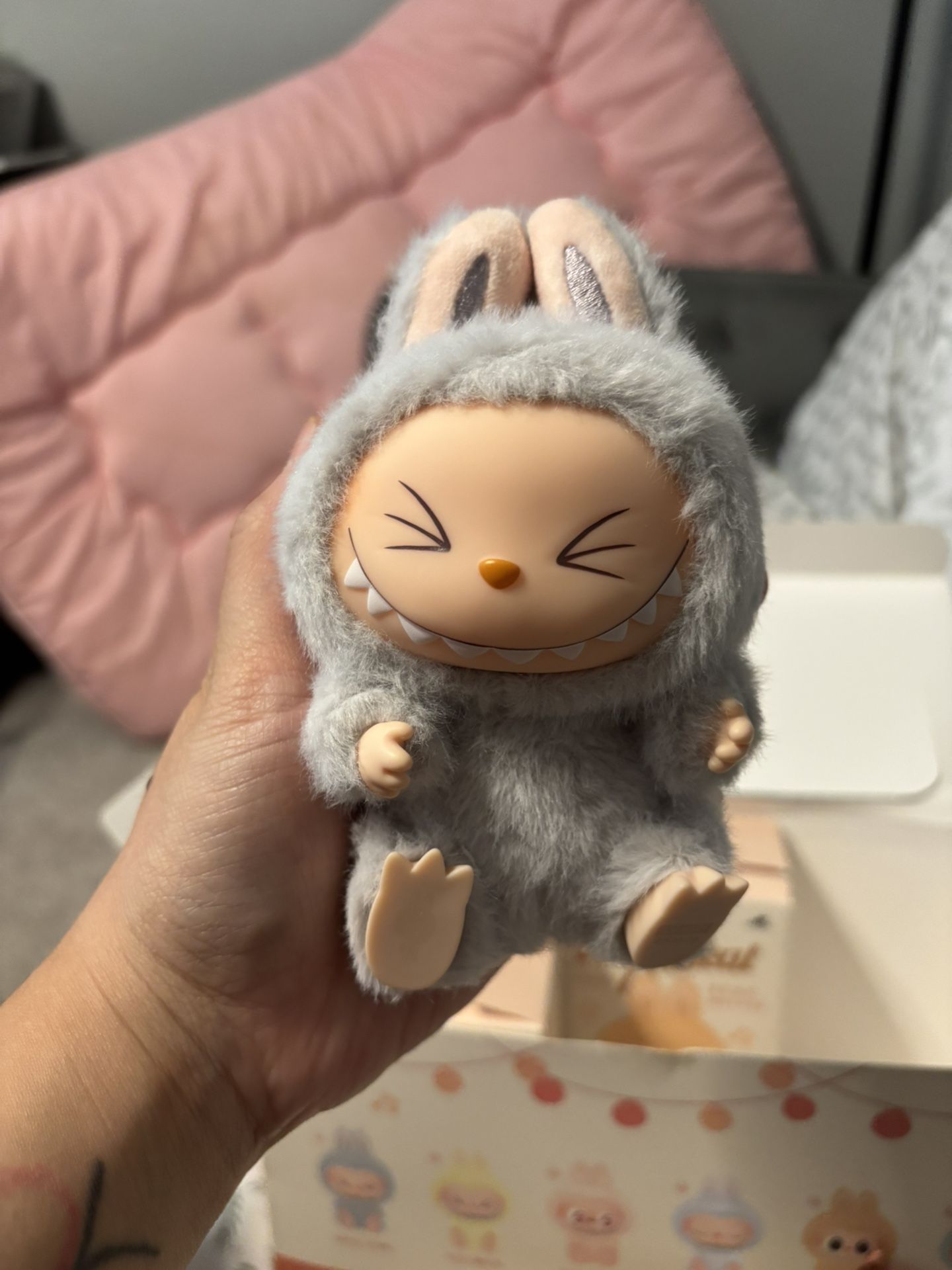 HAS OFFICIAL POPMART LABUBU V1