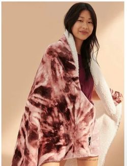 Victoria's Secret PINK Tie Dye Sherpa Throw Blanket Purple 50 x 60" 