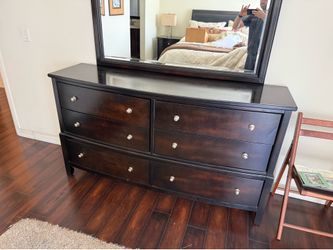 Bedroom set (queen bed, drawers, side table & mattress) barely used