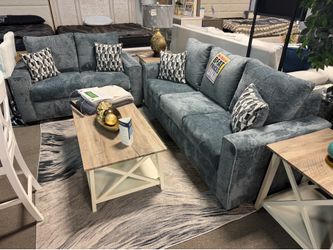 Lovely sofa loveseat! 👑😍💙 easy financing!