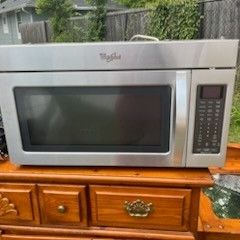 Appliances: Refrigerator, Stove, Microwave 