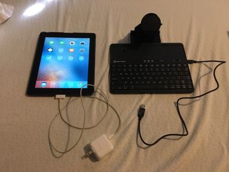 32 GB IPad 3 with Bluetooth Keyboard case
