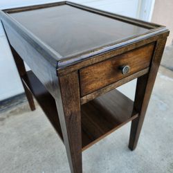 Beautiful- BASSET Home Furnishings Palisades Side Table In Very Good Condition! (1)