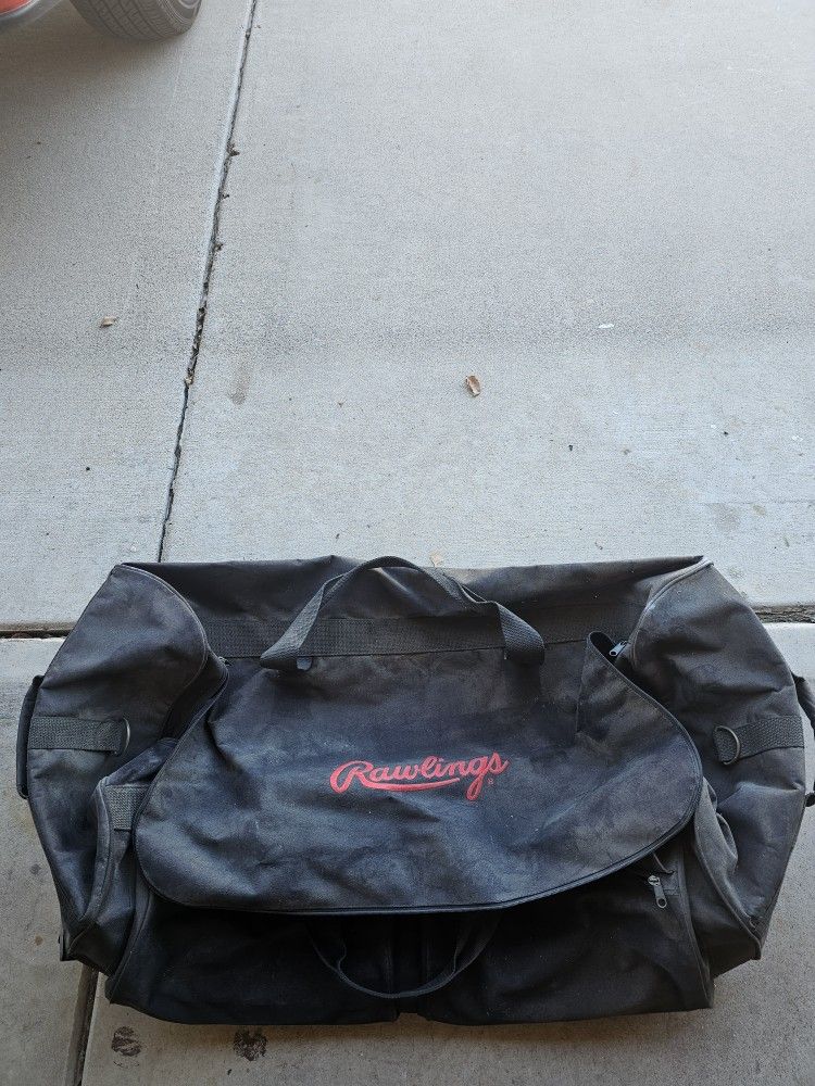 VERY LARGE DUFFLE BAG ON WHEELS 