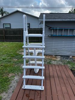 Heavy Duty Above Ground Pool Ladder with Flip-Up Safety Steps | Excellent Condition