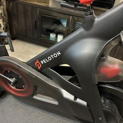 Peloton, Black And Red 