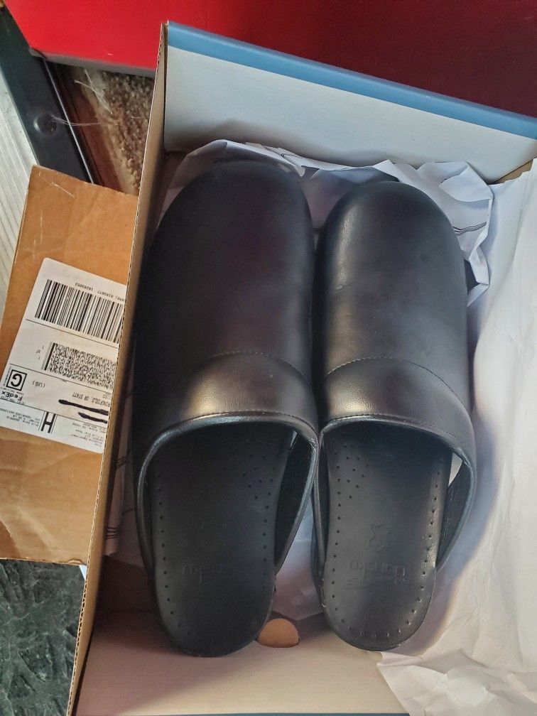 New In Box Unisex Dansko Cloggs Size 9 95$ Paid 130$ Real Leather.