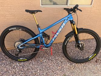 2022 pivot Medium Switchblade