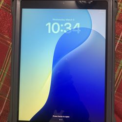 Apple iPad 7th Generation 10.2” 32GB Unlocked Like New With Great Case And Keyboard!