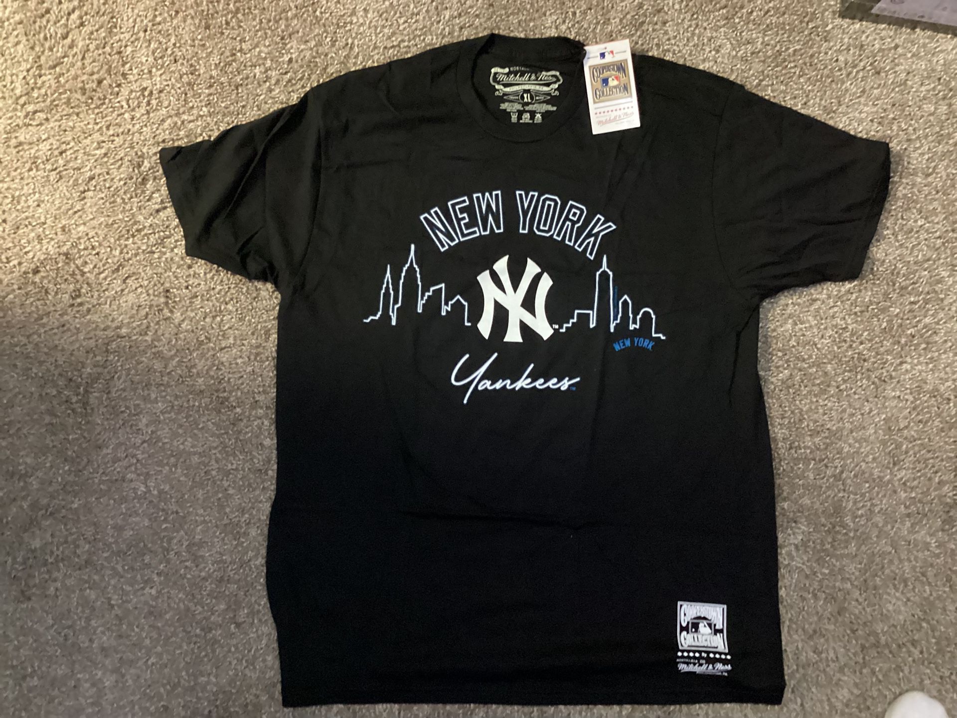 🔥🔥🔥Brand New Mitchell and Ness New York Yankees T-Shirt Size XL🔥🔥🔥