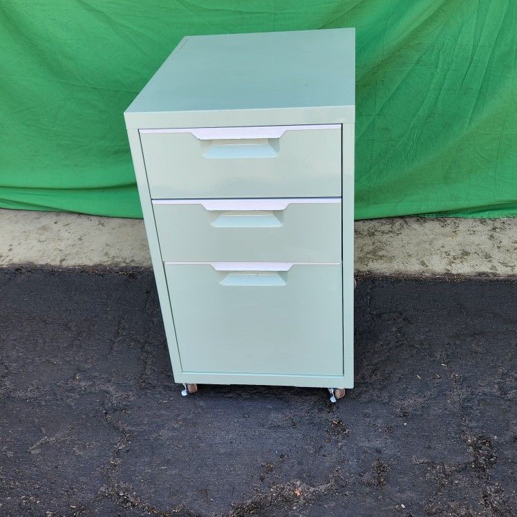 3 Drawer Pedastal Filing Cabinet.