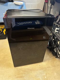 HISENSE Mini Fridge - like new