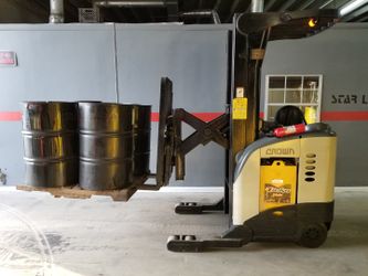 Forklift reach truck electric