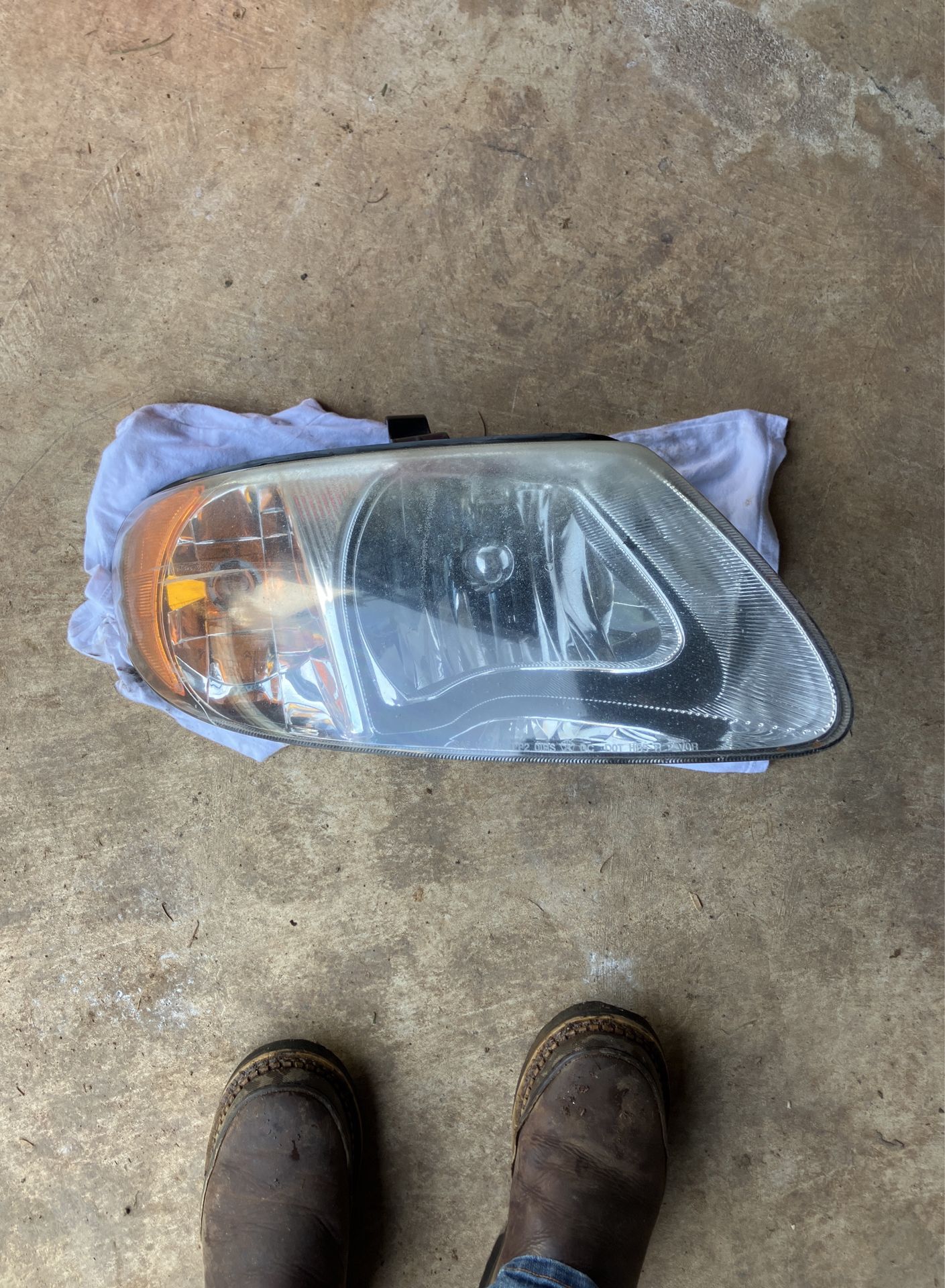 2004 Chrysler Town And Country Headlight