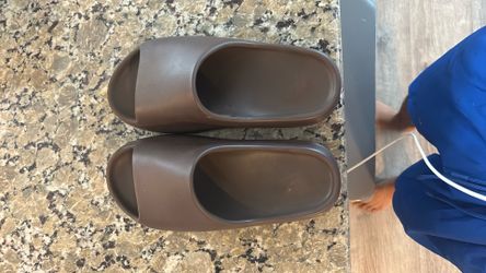 brown yeezy slides size 10