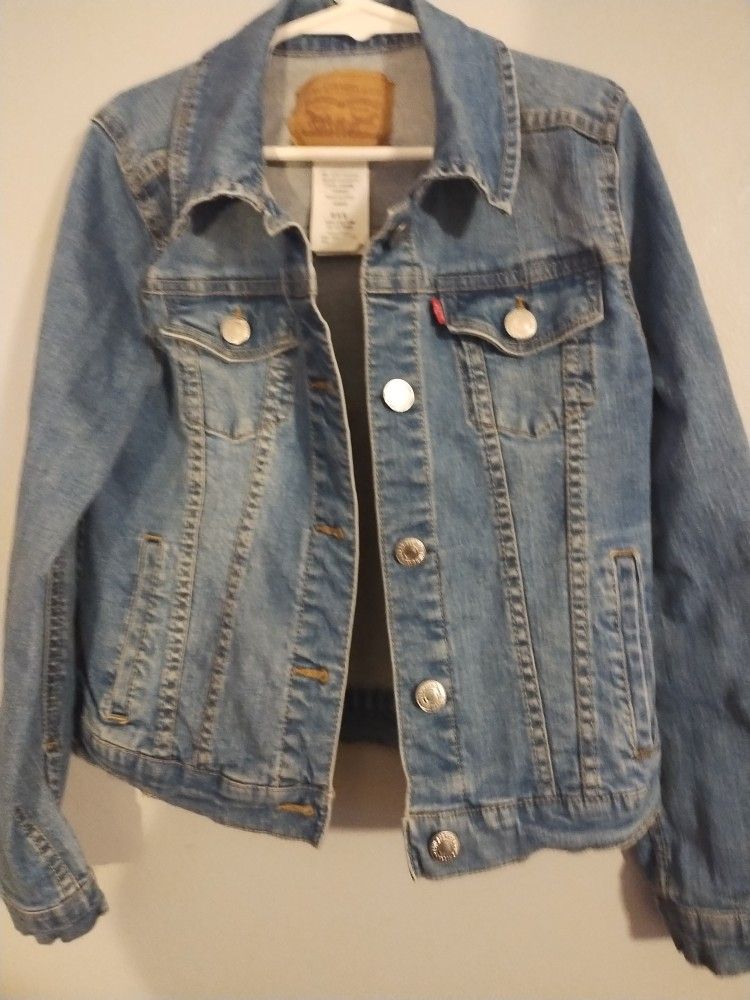 LEVI'S DENIM JEAN JACKET.,.. CHECK OUT MY PAGE FOR MORE ITEMS