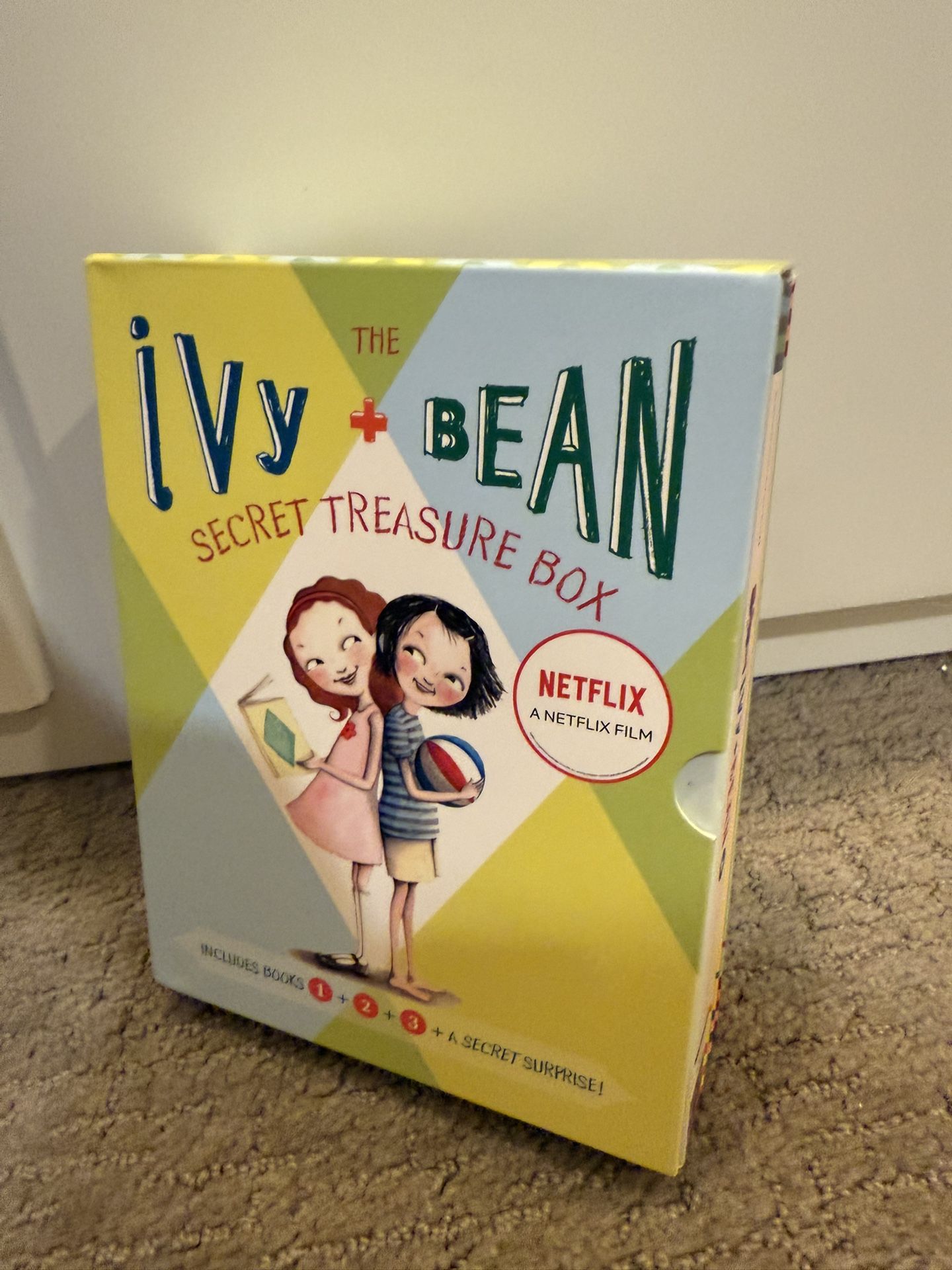 Ivy + Bean Secret Treasure Box Set (Books 1–3) + Bonus Book 6!