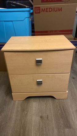 $20 bed side table  great condition  Ashely furniture ❤️