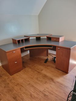 Corner desk