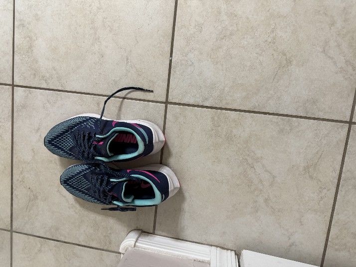 Womens Nike 9.5 Shoe