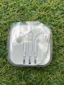 NEW OEM Genuine Apple EarPods with...