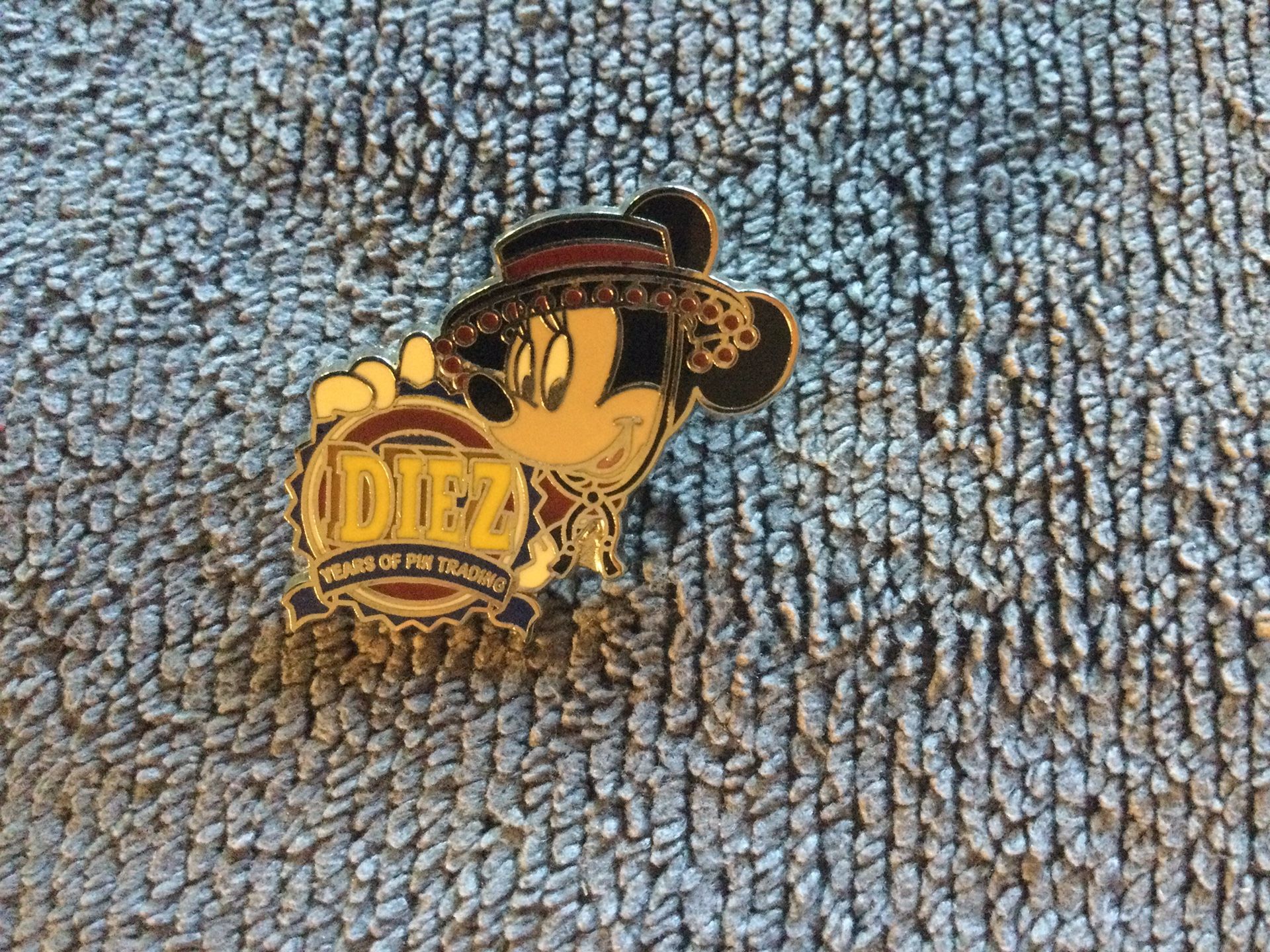 2009 Disney 10 years of pin trading commemorative pin