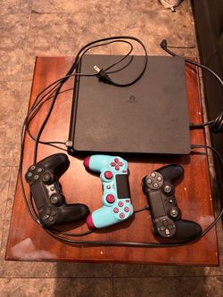 Ps4 console with 3 controller working perfectly clean for a new user