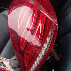 2018 Mercedes Benz S550 Tail Light Right Side I Have The Left Side but Is Crak around The Headlight Make an Offer 