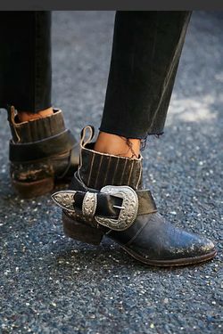 Matisse Undisputed Western Buckle Black Leather Ankle Boots Women’s Size 8