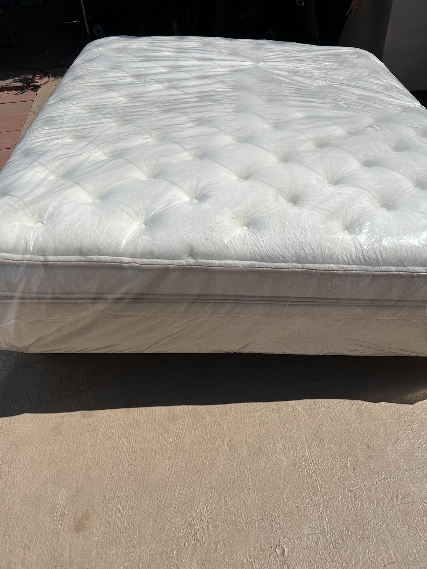 17” H California King Pillowtop Mattress ONLY DISPLAY MODEL Home & Garden