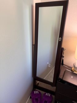Mirrored accessories cabinet
