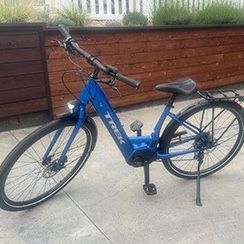 Trek Verve +3 Electric Bike and Trailer Hitch Rack