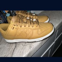 Nike Women Low Quielted Dunks  7.5 Like New
