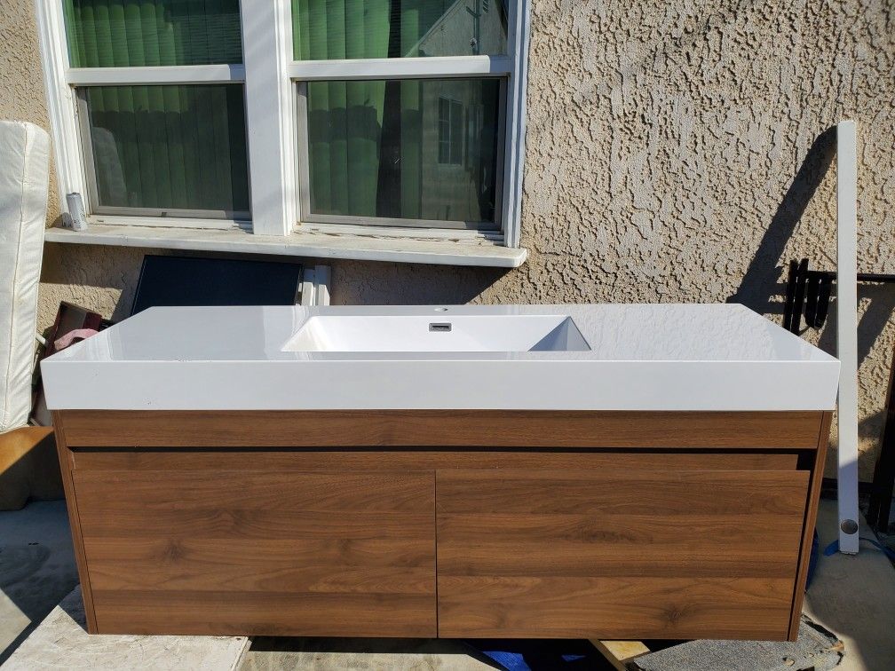 Wood & Ceramic Bathroom Vanity