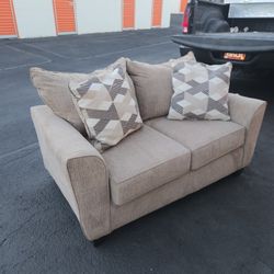 Love Seat