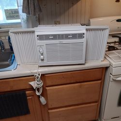 MIDEA 5,000 BTU WINDOW AIR CONDITIONER IN LIKE BRAND NEW CONDITION 