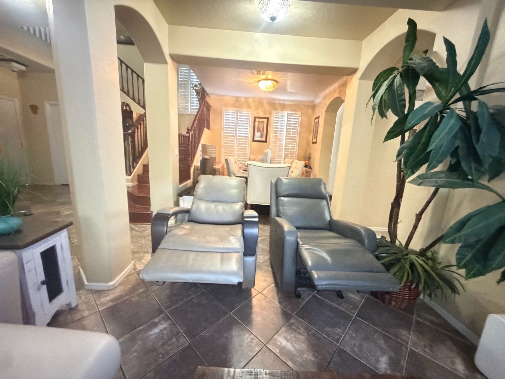 Beautiful set of two power leather recliners chairs in excellent condion Gilman creek