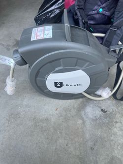 Water hose mount for wall
