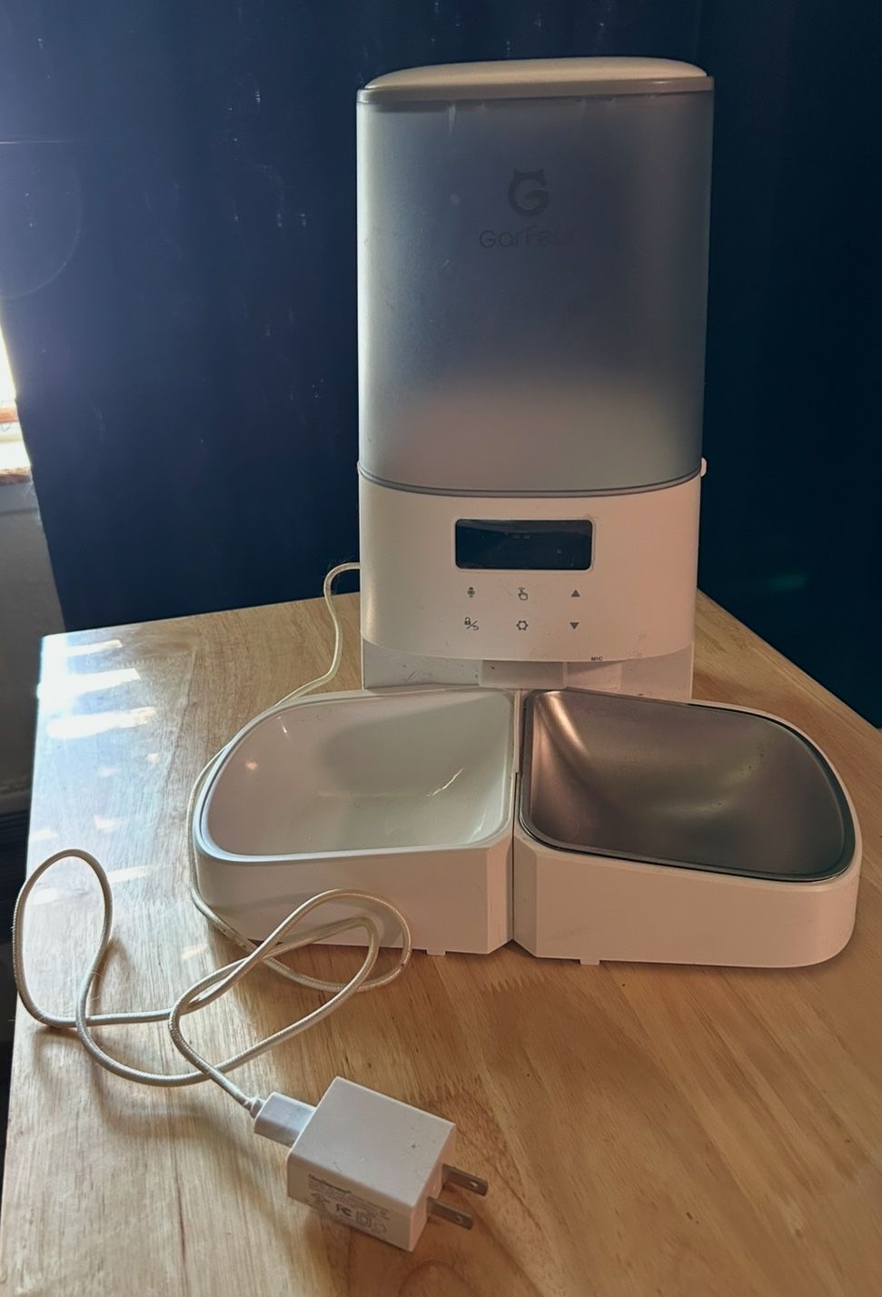 Garfeur Dual Cat Feeder w/Charger