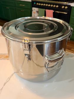 4.5 gallon airtight stainless steel container