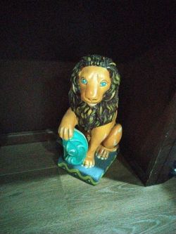 Lion Statue 