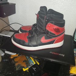 Nike Air Jordan 1 Retro sneakers in the black and red "Bred" 
