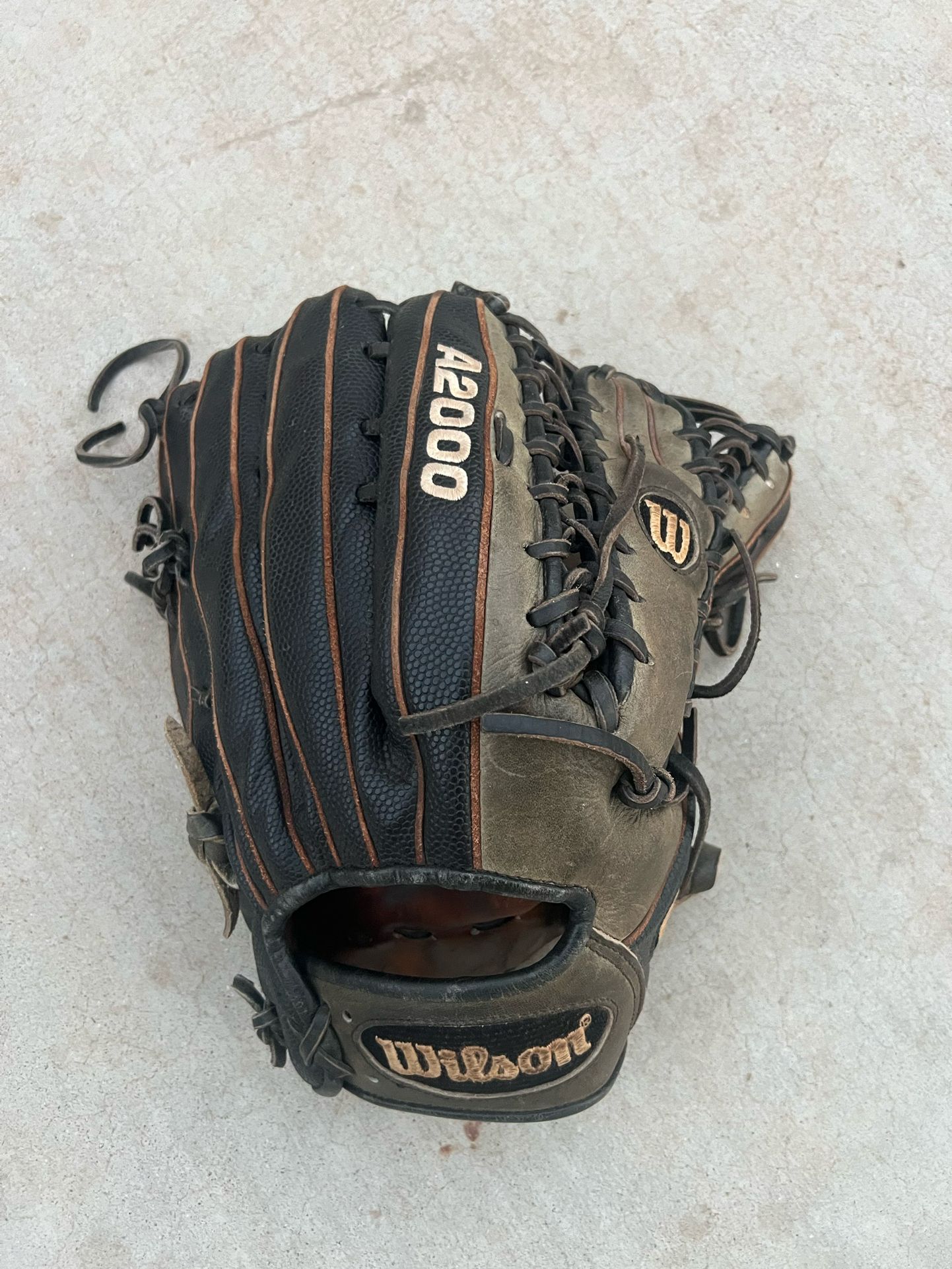 Baseball Glove Wilson A2000 Size 12.75