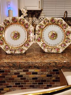Decorative Accents Plate Set Of 2 In Good Condition.