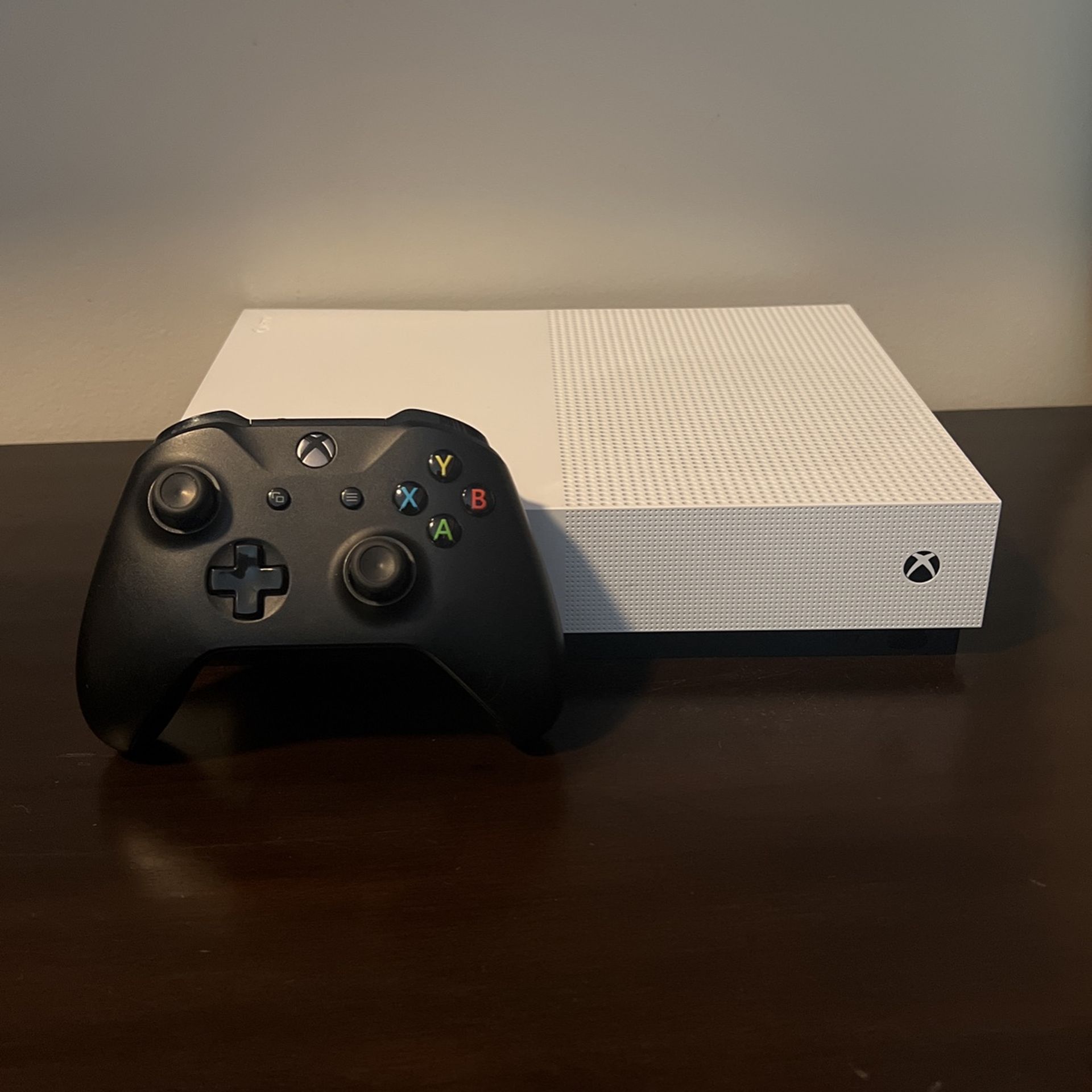 White Xbox One S digital Edition