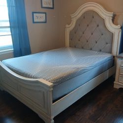 Queen Bedroomset With Mattess